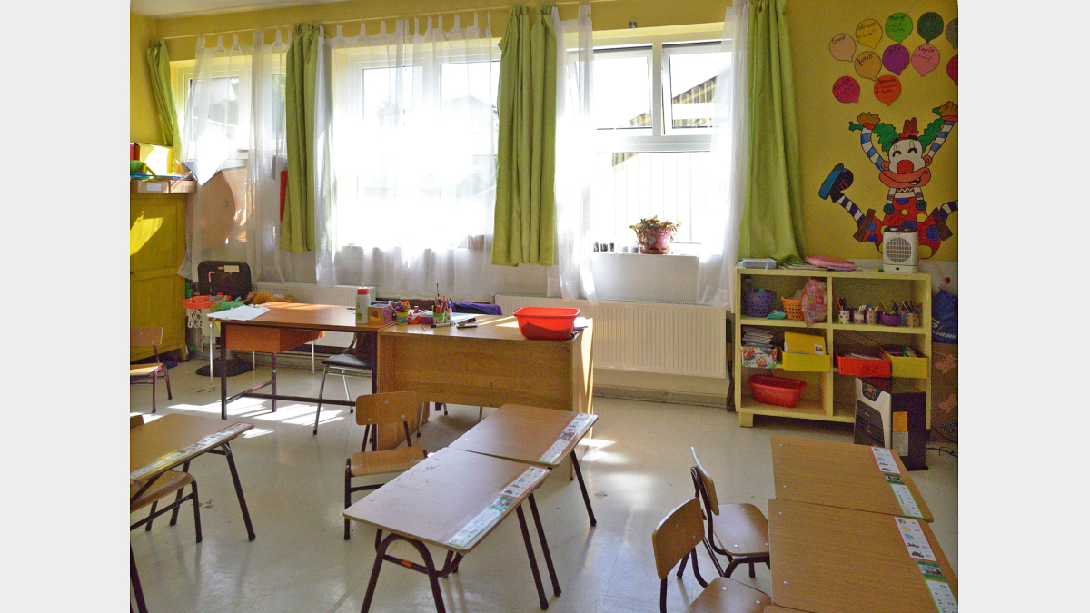 Sala de clase con las nuevas ventanas termopaneles y los nuevos radiadores